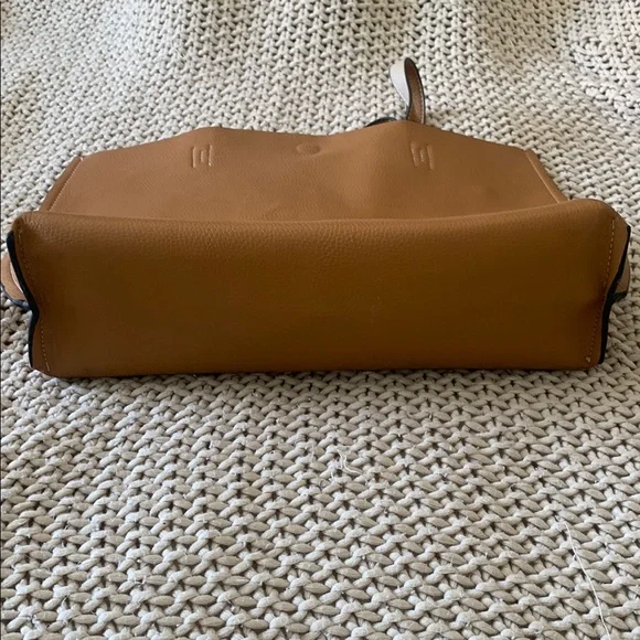 Hermés Style Elegant Tan Leather Tote Bag - Picture 4 of 7